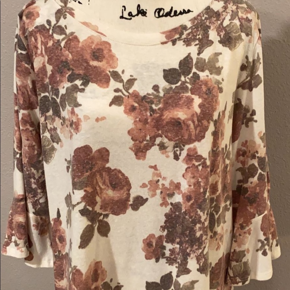 Pretty floral top w/ lace detail - soft material